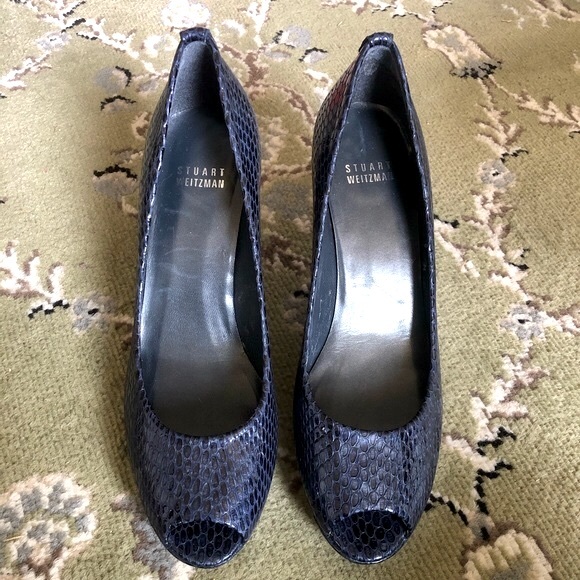 Stuart Weitzman Plainfield Snakeskin Peep Toe Navy Leather Pumps | 8 Narrow - Picture 2 of 9